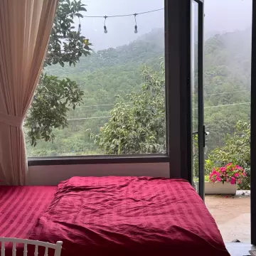 Bên Kia Đồi Homestays