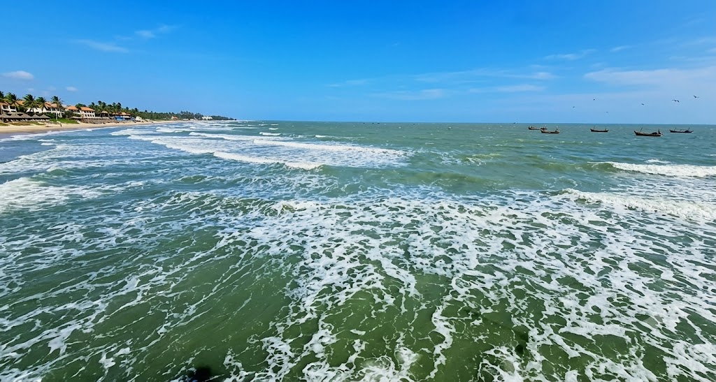 Bãi biển Phước Hải mang vẻ đẹp hoang sơ