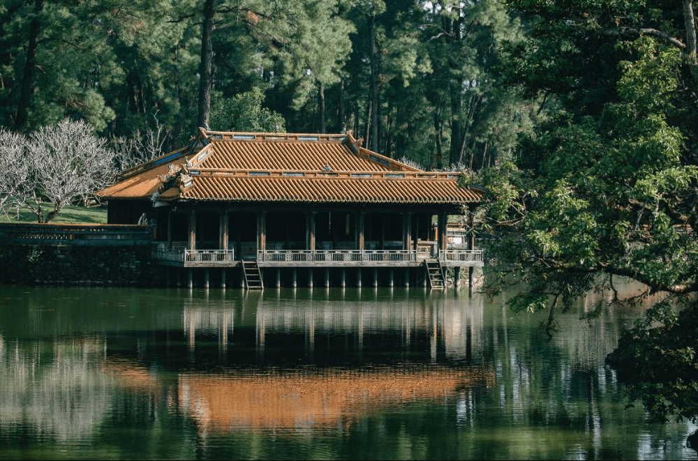 khám phá lăng tẩm Huế