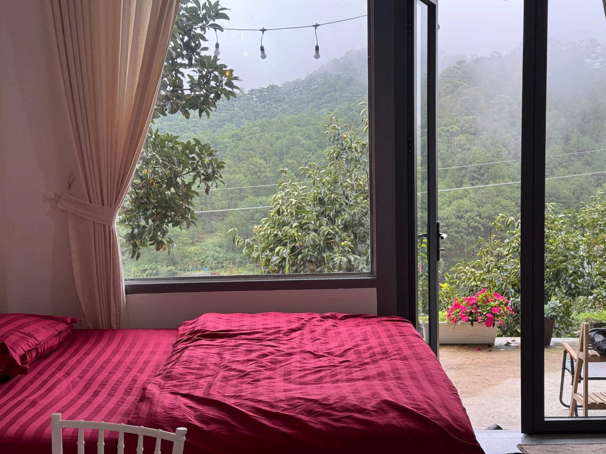 Bên Kia Đồi Homestays