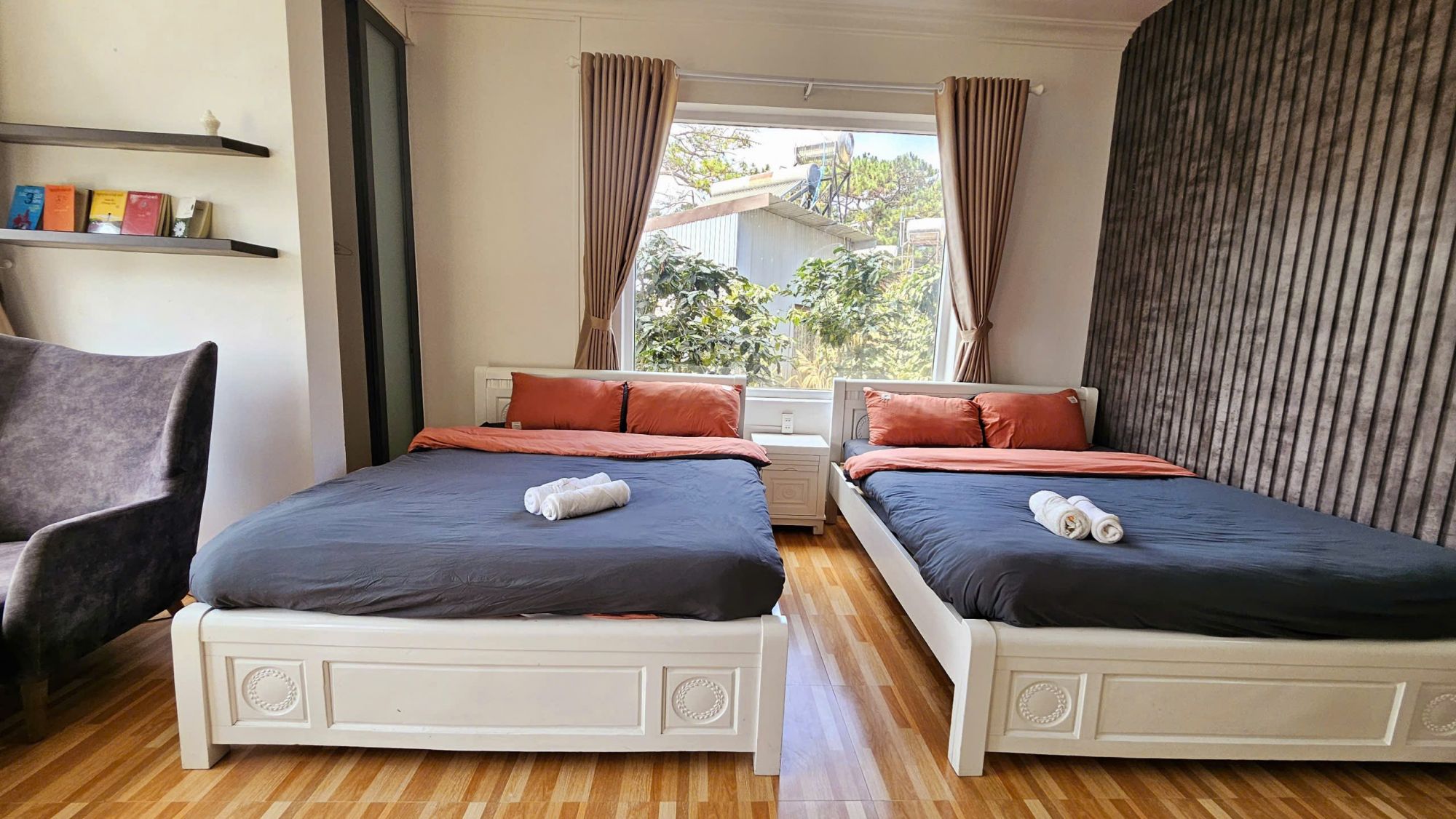 GARDEN ROOM 1