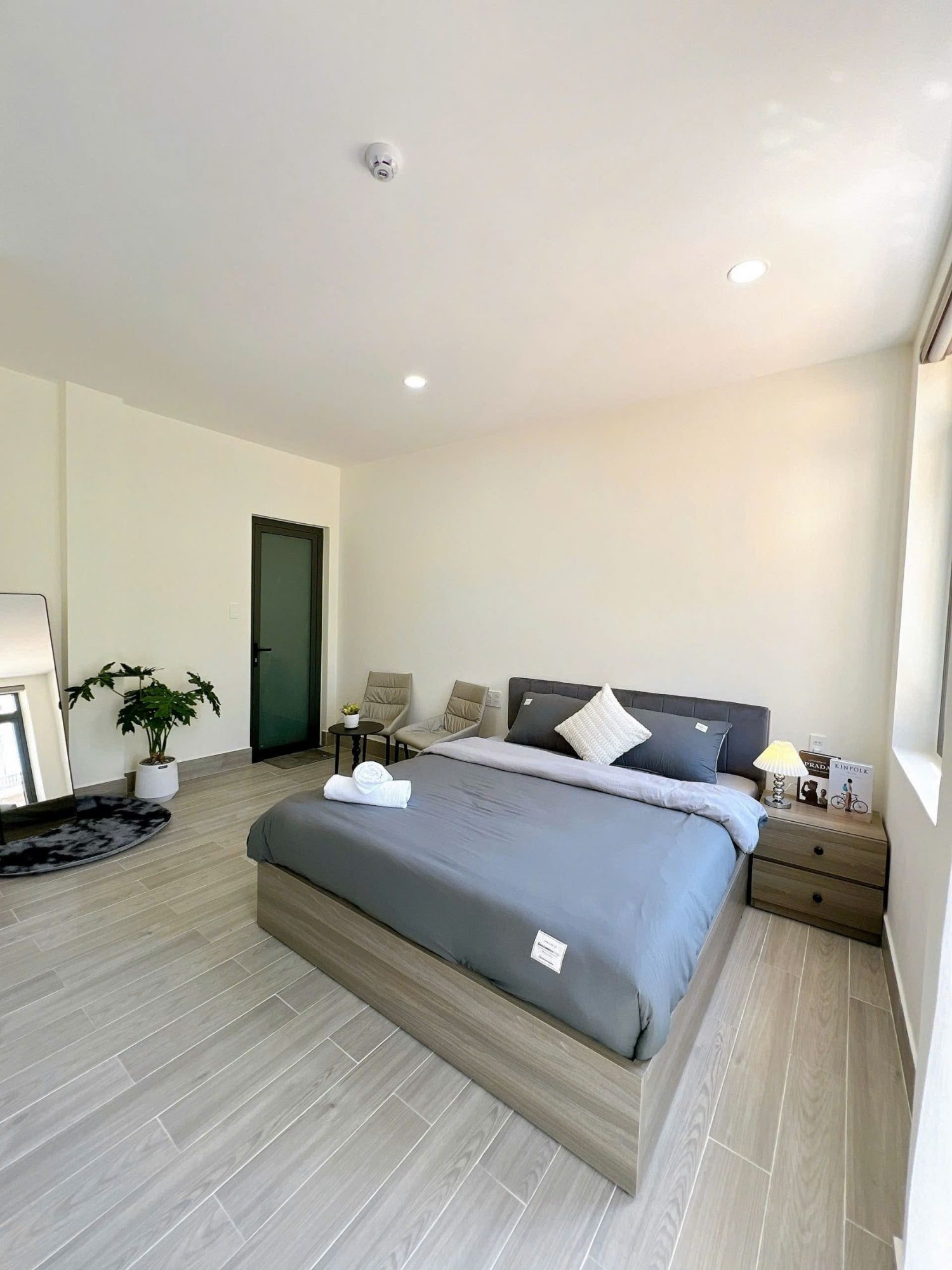 Phòng đơn  view kính, có cửa sổ lớn + ban công 