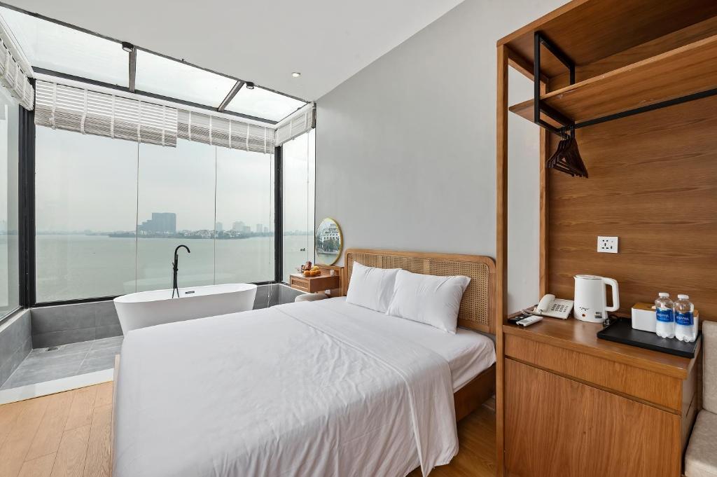 Suite lakeview+ bathub