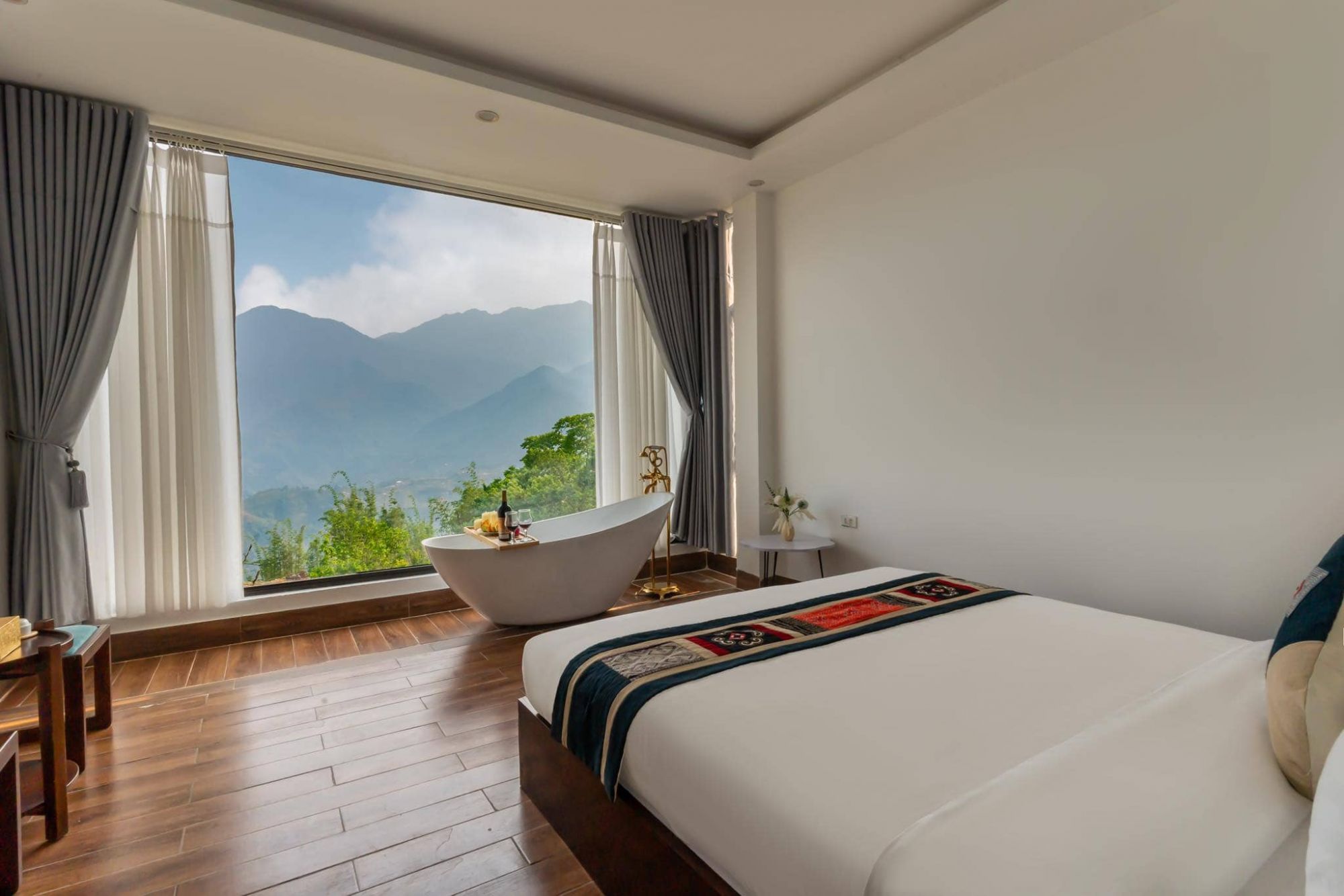 Junior Suite Mountain View with Bathtub