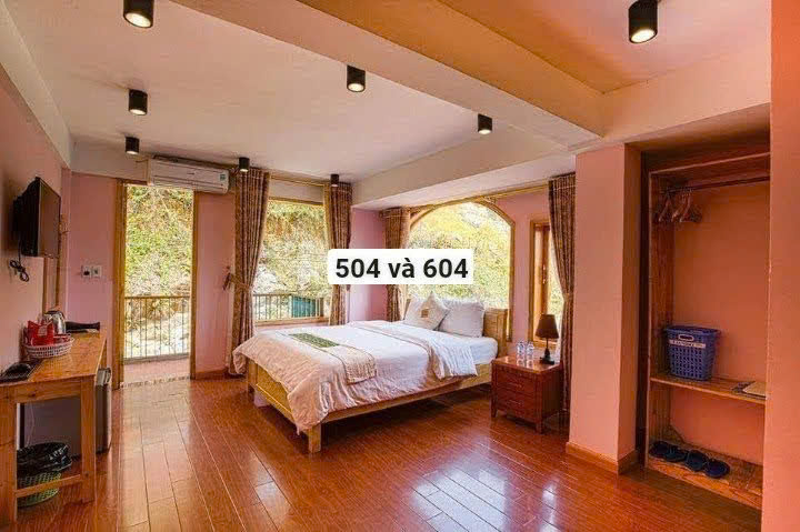 Phòng ban công view Phố + Đường tàu  Mường Hoa