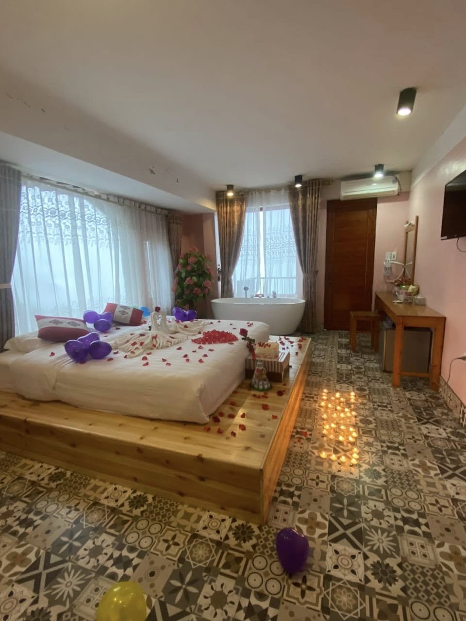 Phòng ban công - view núi – Bồn tắm