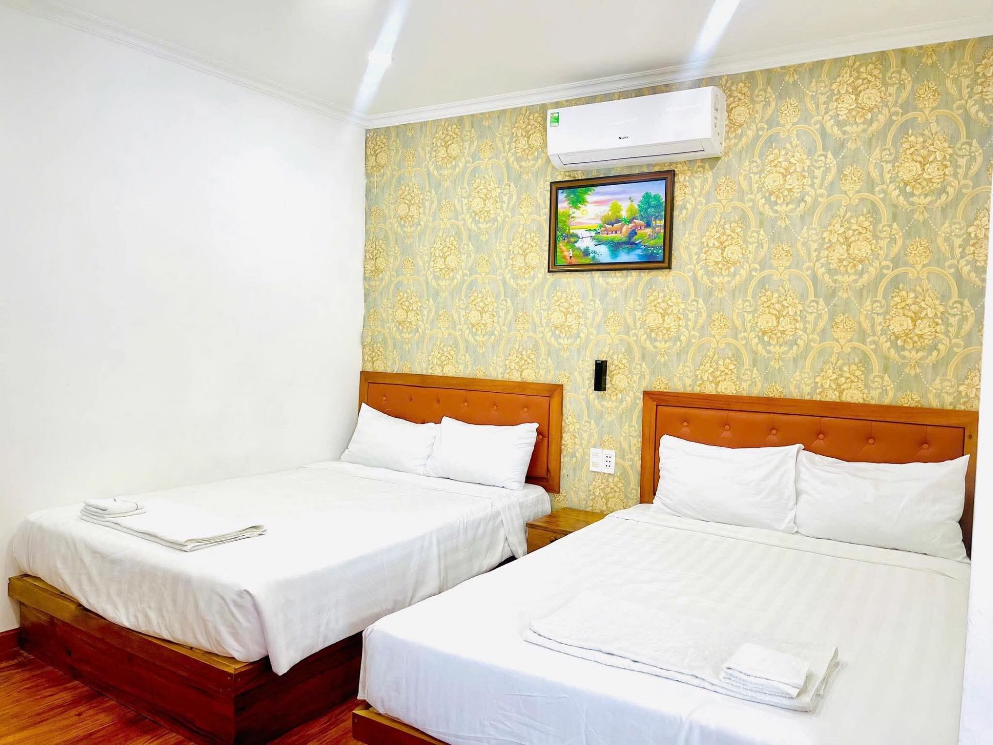 Phòng  đôi có cửa sổ nhỏ