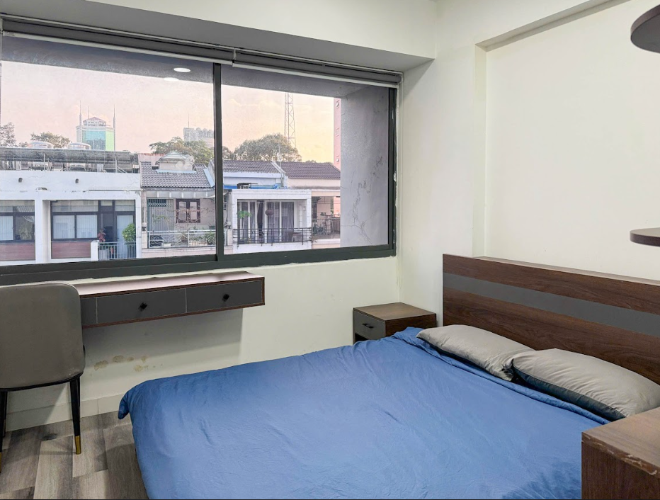 Zeus Living - Down Town By Feet