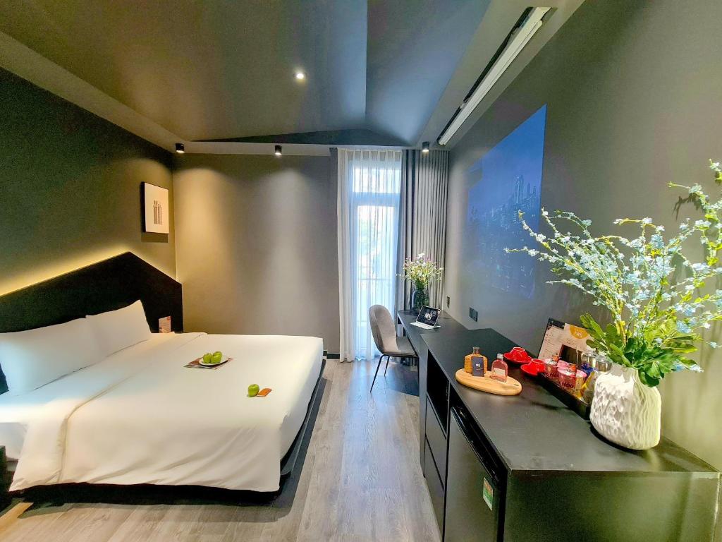 Kin Wander Tan Binh The Mountain