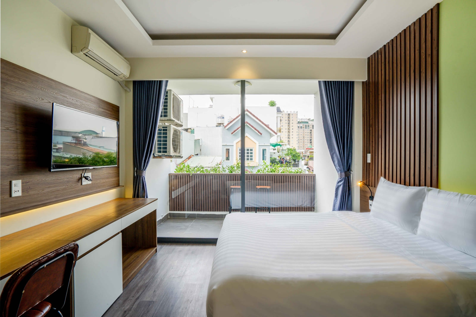 Lá Hotel - Phan Huy Ích