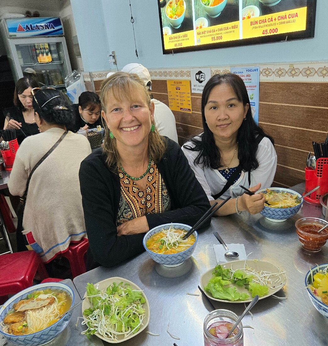 Bún Chả Cá 109 thu hút cả người dân địa phương lẫn du khách nước ngoài