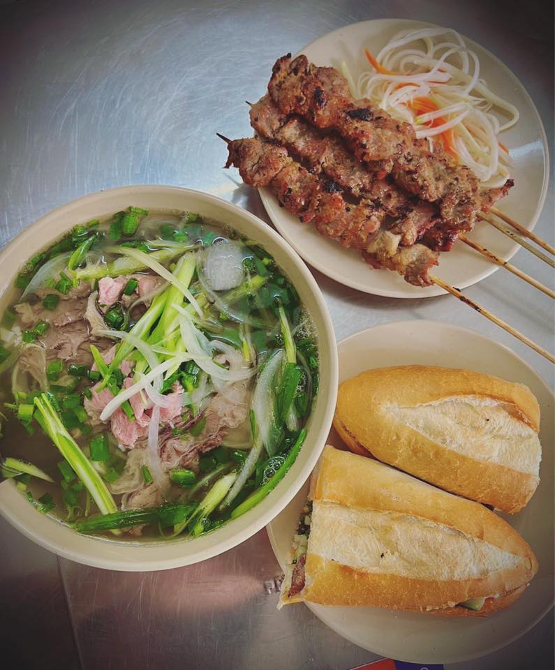 Hồng Cường - Phở Bò Hà Nội - Bánh mì thịt xiên nướng đông khách cả ngày