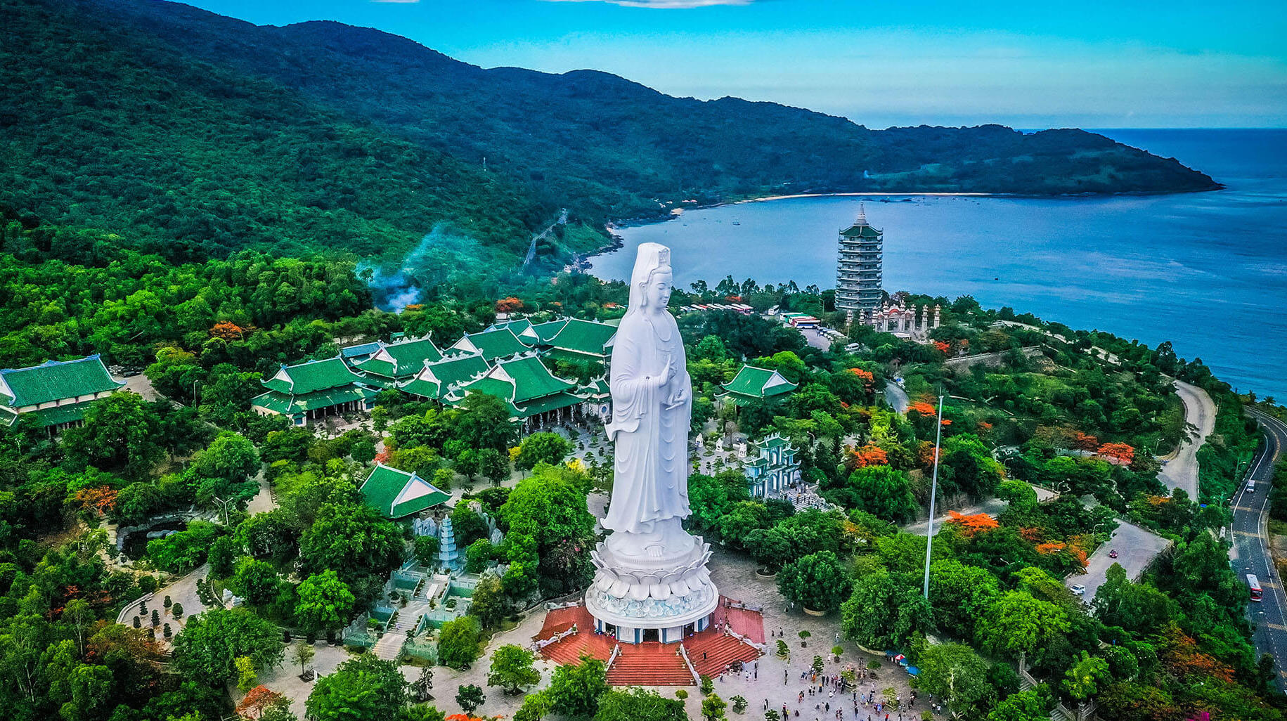 Tượng Phật Quan Âm cao 67m hướng ra biển tại chùa Linh Ứng trên bán đảo Sơn Trà