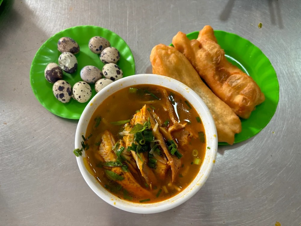 bánh canh cá lóc mùi huế
