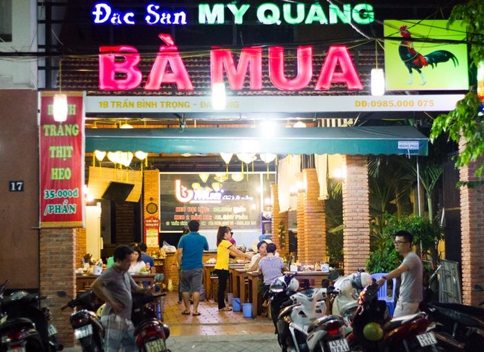 Bà Mua quán bánh tráng cuốn thịt heo Đà Nẵng nổi tiếng  mang hương vị truyền thống miền Trung đặc trưng.
