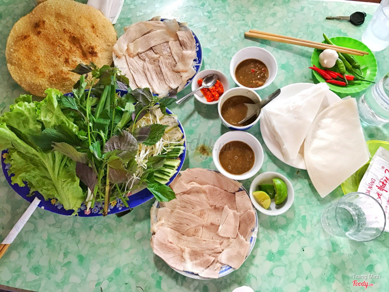 Bánh tráng cuốn thịt heo Đà Nẵng gần đây được nhiều người địa phương thường xuyên ghé thưởng thức