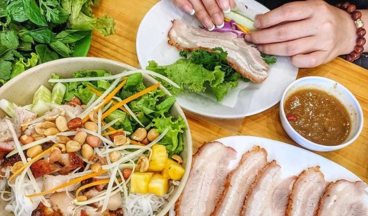 Ăn bánh tráng cuốn thịt heo Đà Nẵng ở đâu ngon với không gian gần gũi truyền thống