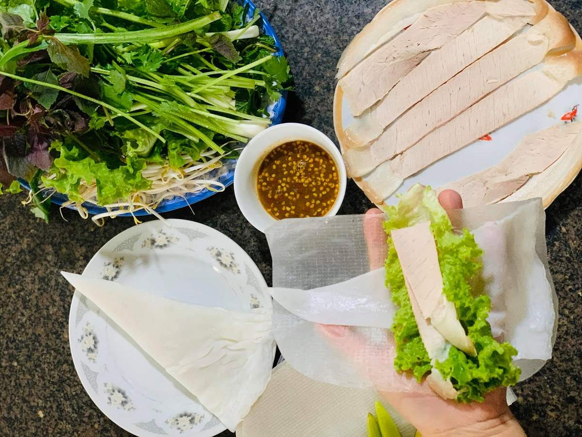 Bánh tráng cuốn thịt heo Đà Nẵng ngon nhất với phần thịt mềm và rau sống tươi xanh