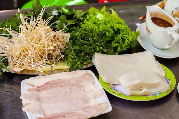 Không gian rộng rãi, phục vụ chuyên nghiệp nên rất phù hợp cho gia đình hoặc khách du lịch đi nhóm đông.