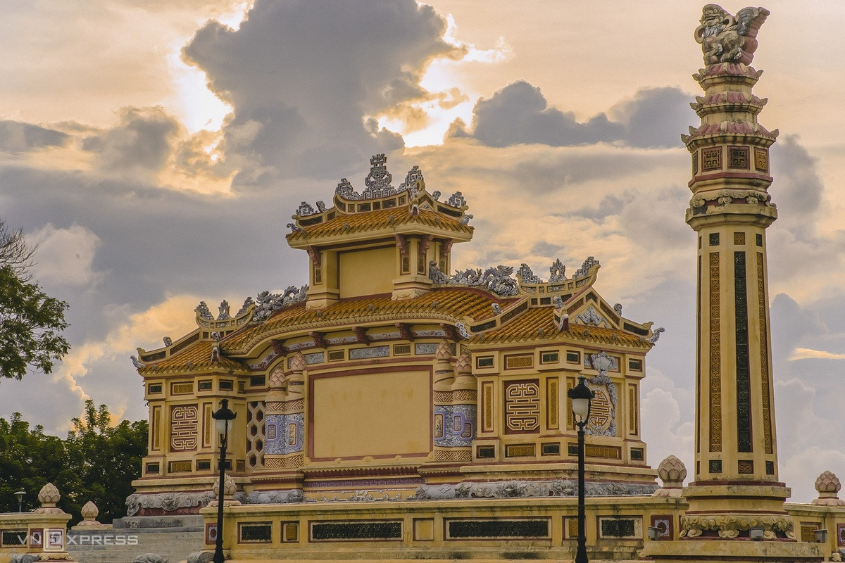 Bia Quốc Học Huế thu hút du khách check-in
