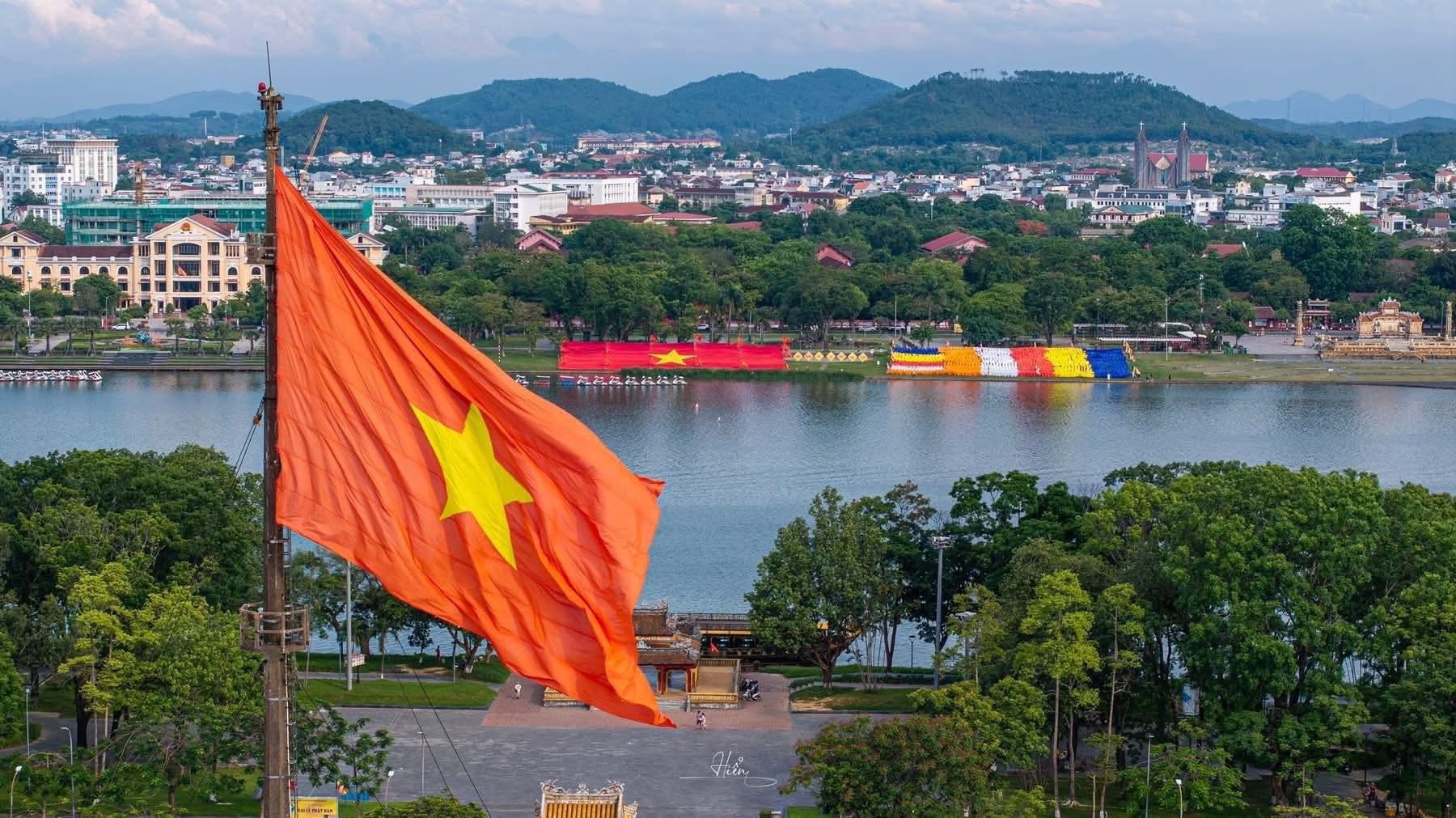 Cờ Phật Đản tung bay tại Khu vực Bia Quốc Học Huế