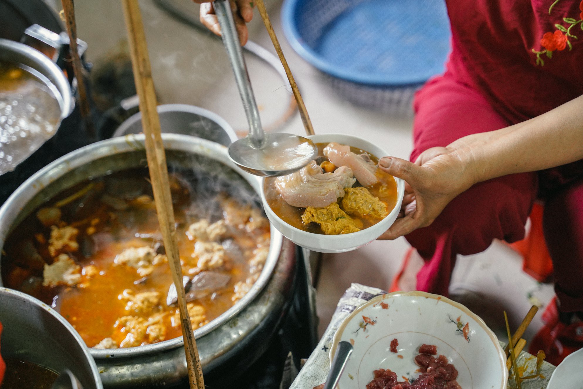 Quán Bún Bò Mệ Kéo hơn 70 năm tuổi là địa chỉ nổi tiếng hàng đầu tại Huế