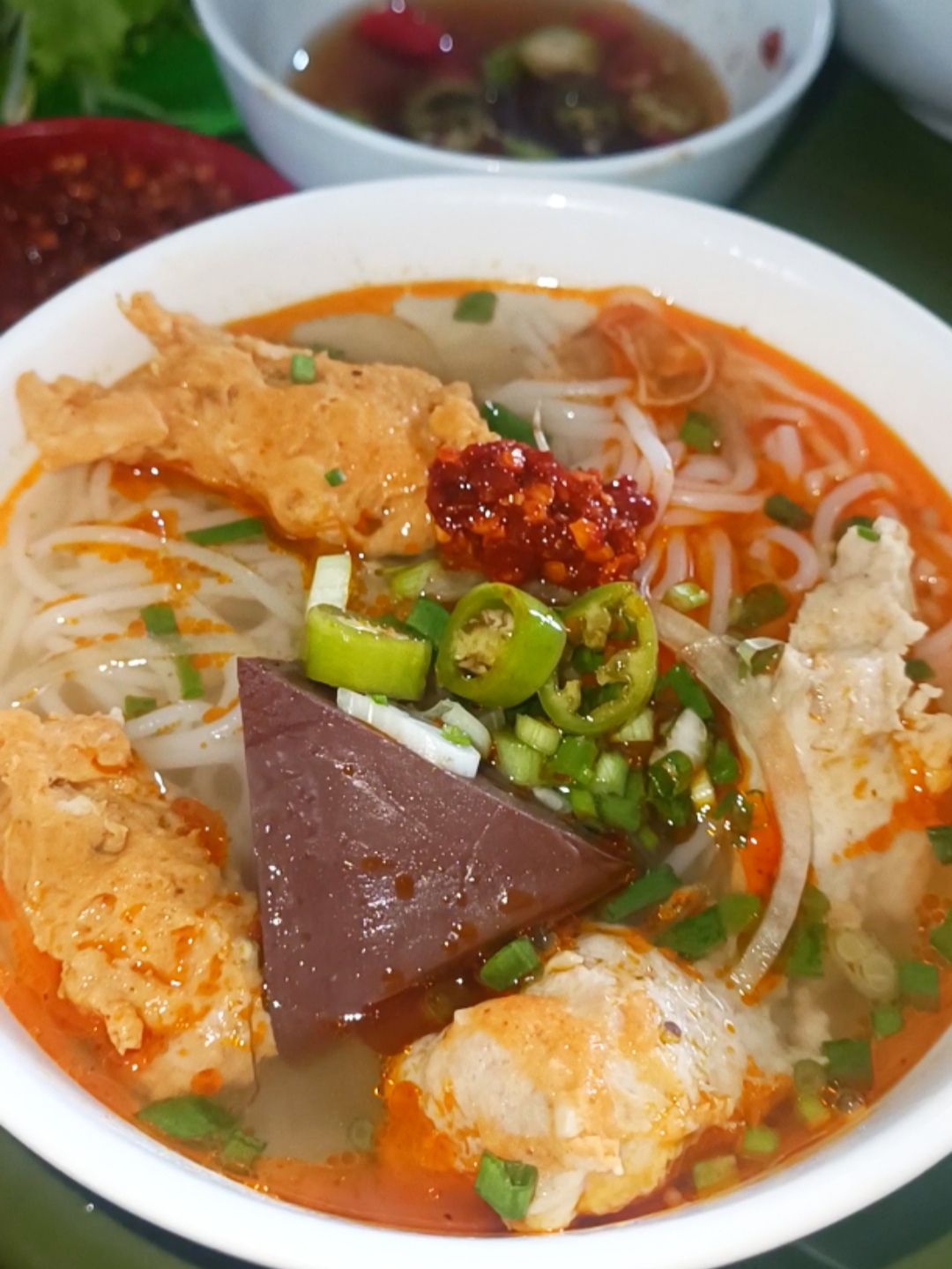Nước dùng thơm phức tại Bún Bò O Liễu