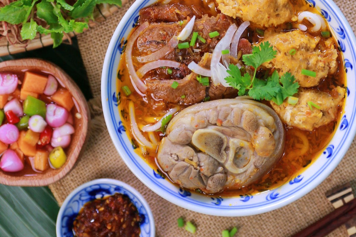 Bún Bò O Phượng được yêu thích bởi những topping hấp dẫn