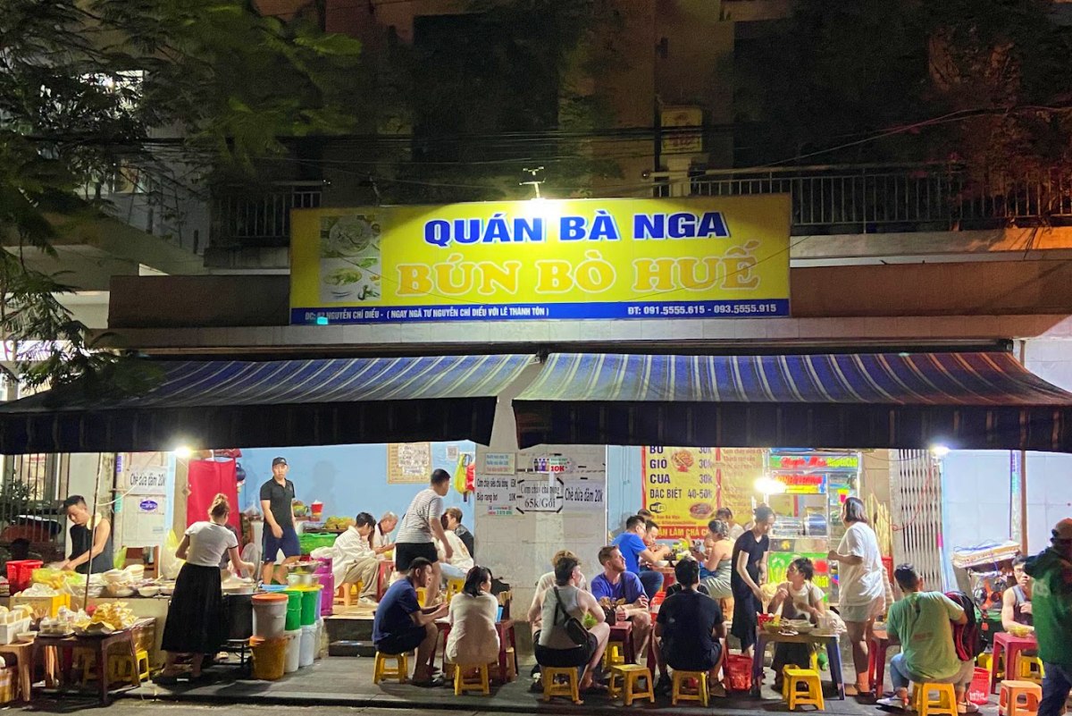 Quán bún bò bà Nga nhộn nhịp về đêm