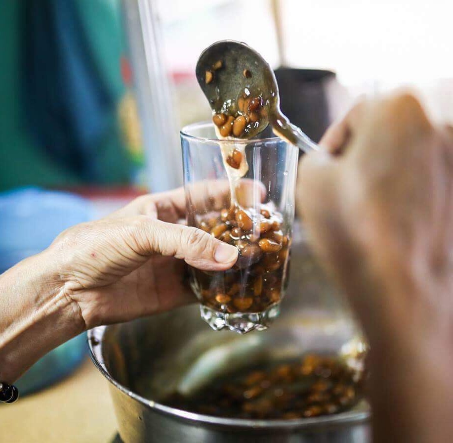 Quán chè ông Lạc được yêu thích bởi các món chè truyền thống