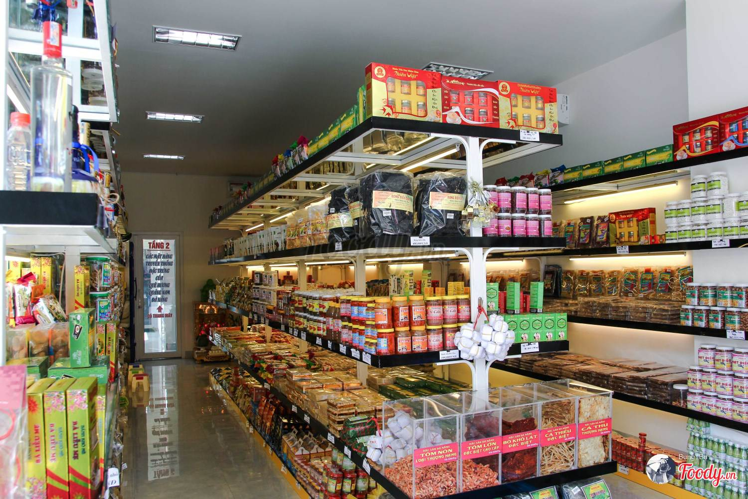 Không gian mua sắm hiện đại và các quầy kệ trưng bày hàng hóa tại siêu thị đặc sản Đà Nẵng
