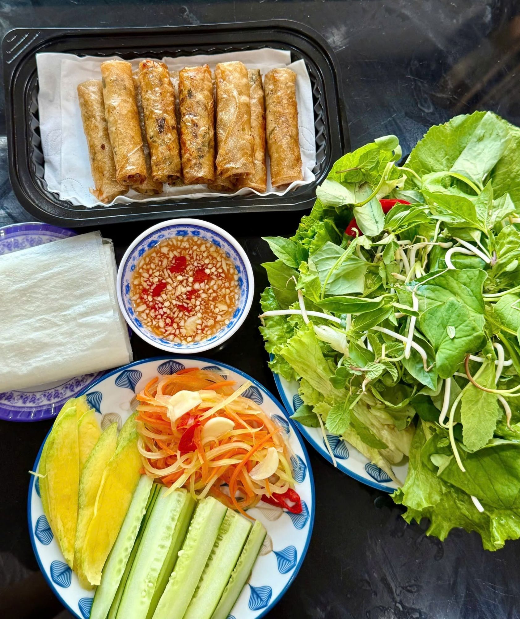 Ram cuốn cải với những cuốn ram nhỏ xinh chiên vàng giòn