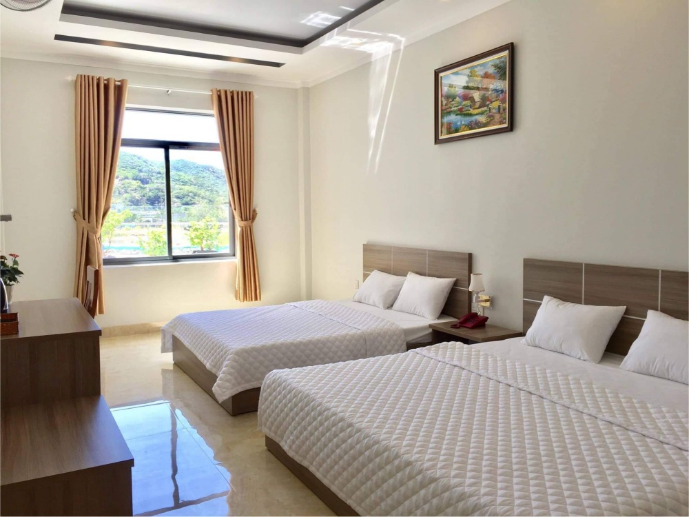 khách sạn vĩnh hy gần biển