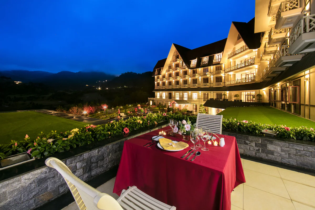 Swiss-Belresort Tuyền Lâm - Sống ảo cực chất tại 'lâu đài' giữa rừng thông