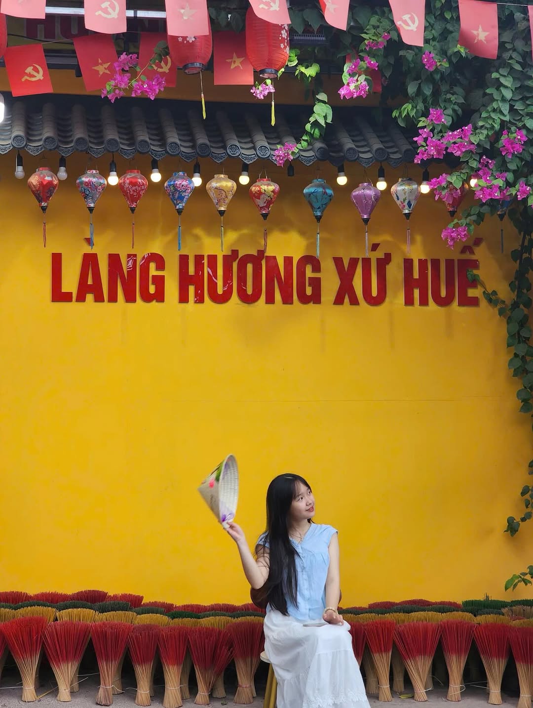 Khung cảnh làng hương Huế giúp bộ ảnh đậm chất cố đô