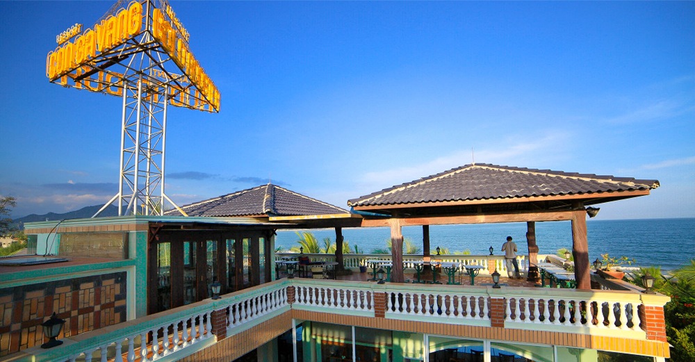 con gà vàng resort vĩnh hy