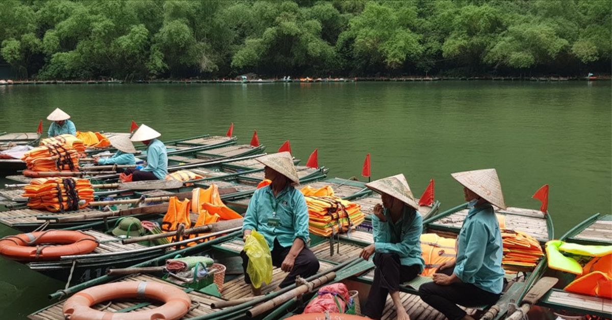 Ninh Bình – Vịnh Hạ Long trên cạn: Lịch trình du lịch và homestay view núi đá vôi siêu chill